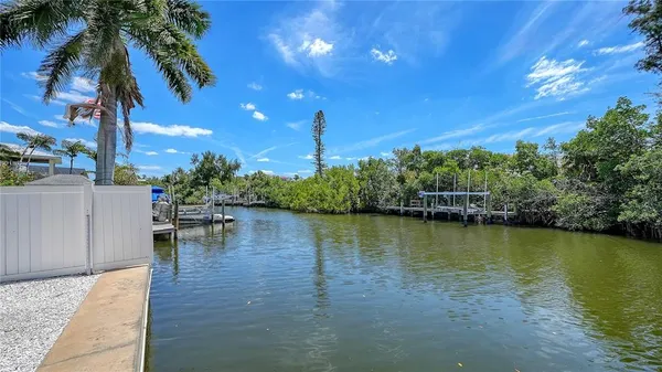 $1,825,000 | 306 Island Circle, Sarasota, FL 34242