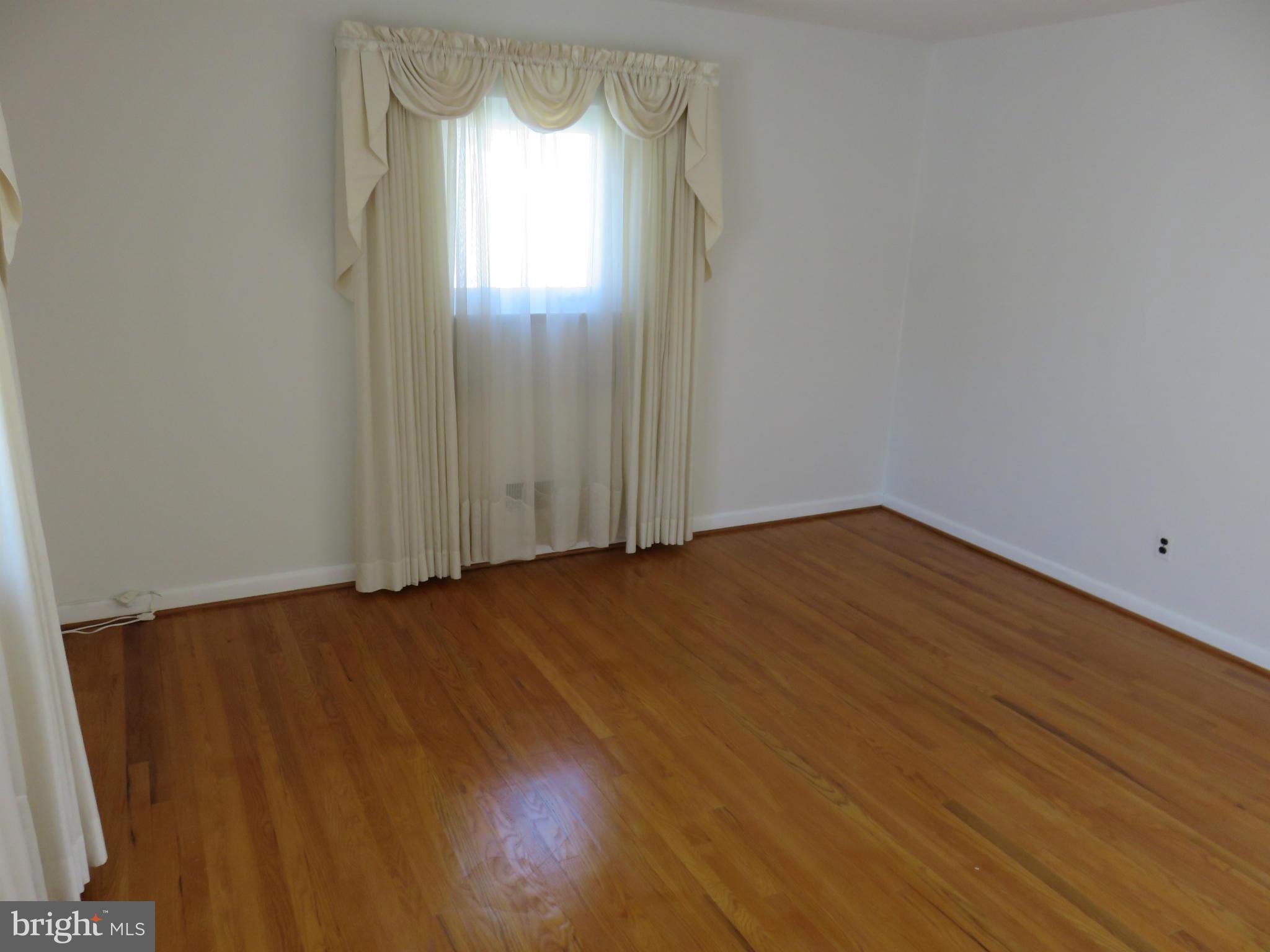 3822 Bayville Road Baltimore, MD 21220 - Photo 5 of 25 Living Room