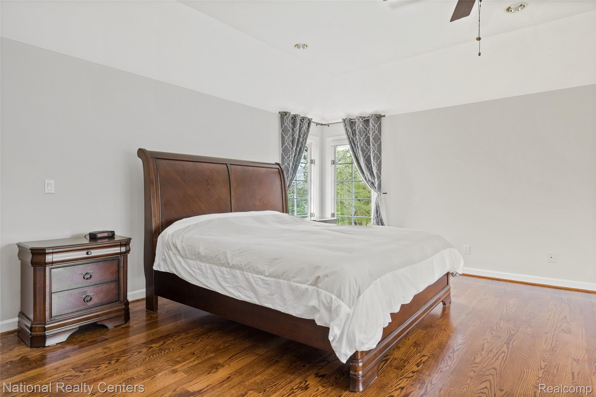801 Peach Tree Lane Rochester, MI 48306 - Photo 25 of 54 Spacious master bedroom w/ new hardwoods!