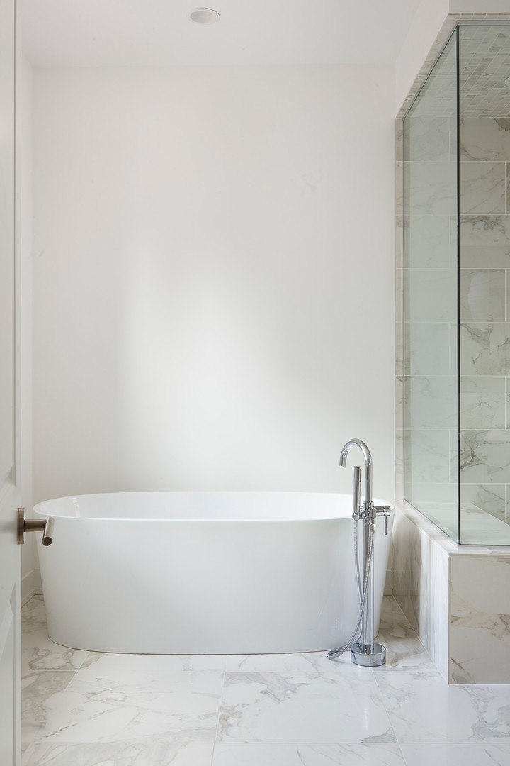 440 North Halsted Street, Unit 3A Chicago, IL 60642 - Photo 11 of 18 a bathroom with a bathtub