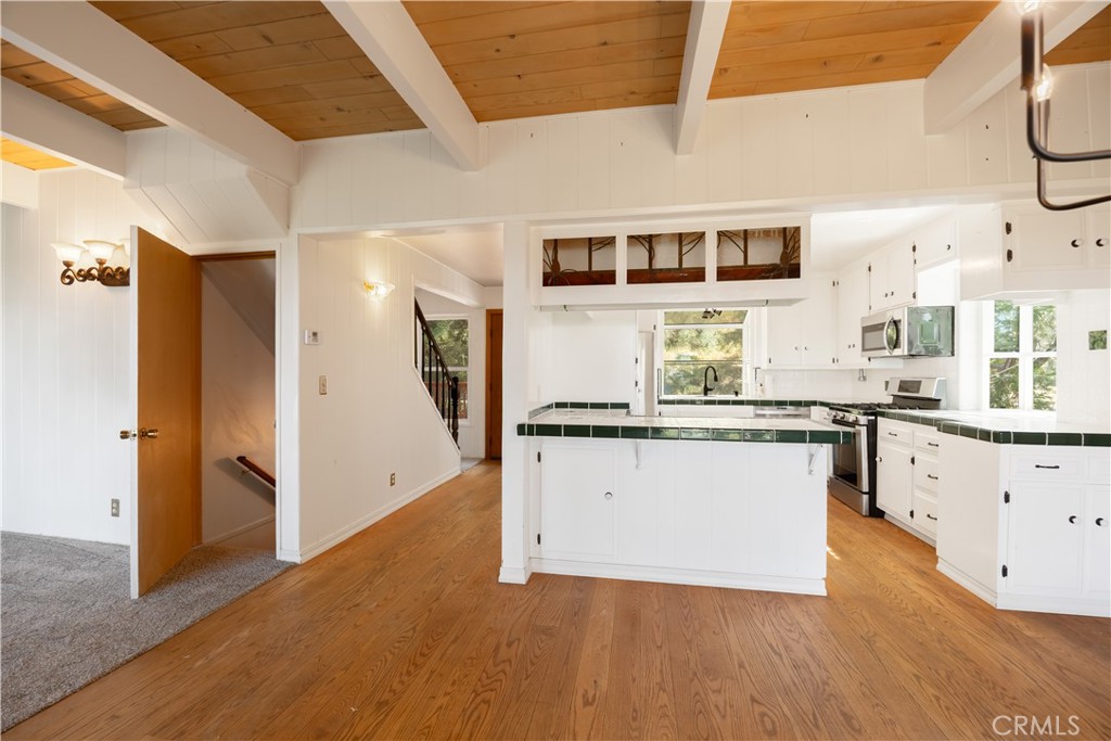 1268 Aleutian Drive Lake Arrowhead, CA 92352 - Photo 7 of 33 a kitchen with stainless steel appliances granite countertop a stove a sink and a refrigerator