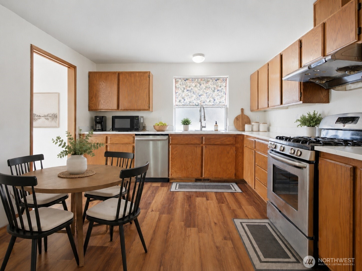 512 North 104th Street Seattle, WA 98133 - Photo 11 of 28
