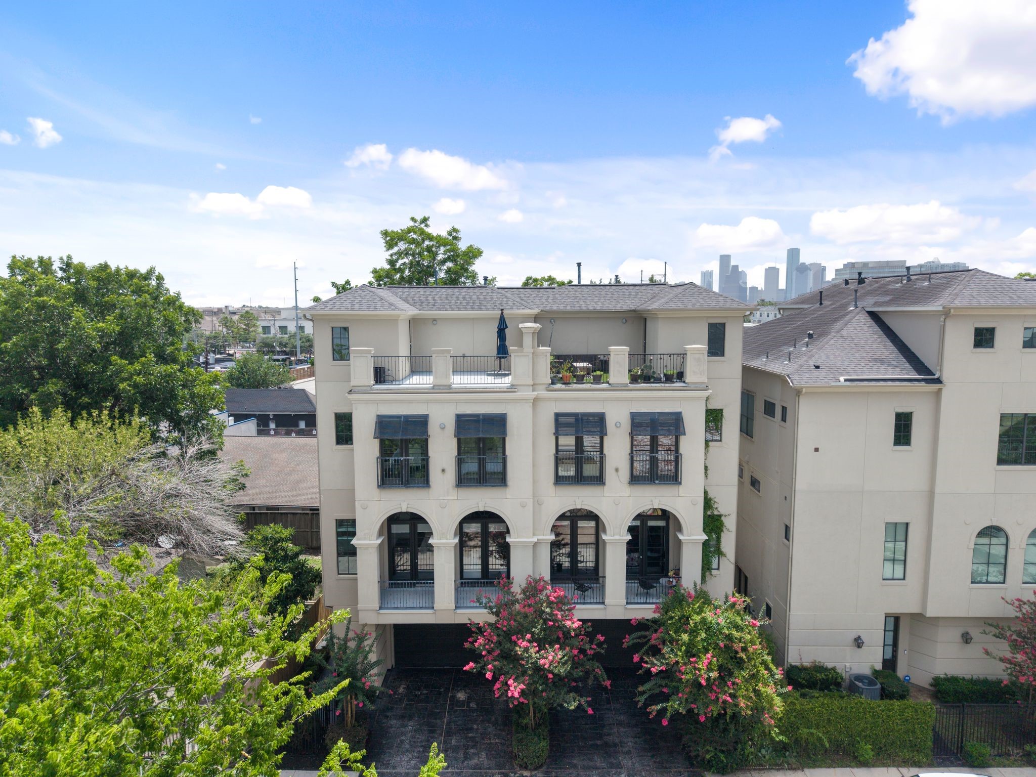 908 Thompson Street Houston, TX 77007 - Photo 17 of 45 An aerial view of this lock-and-leave townhome.