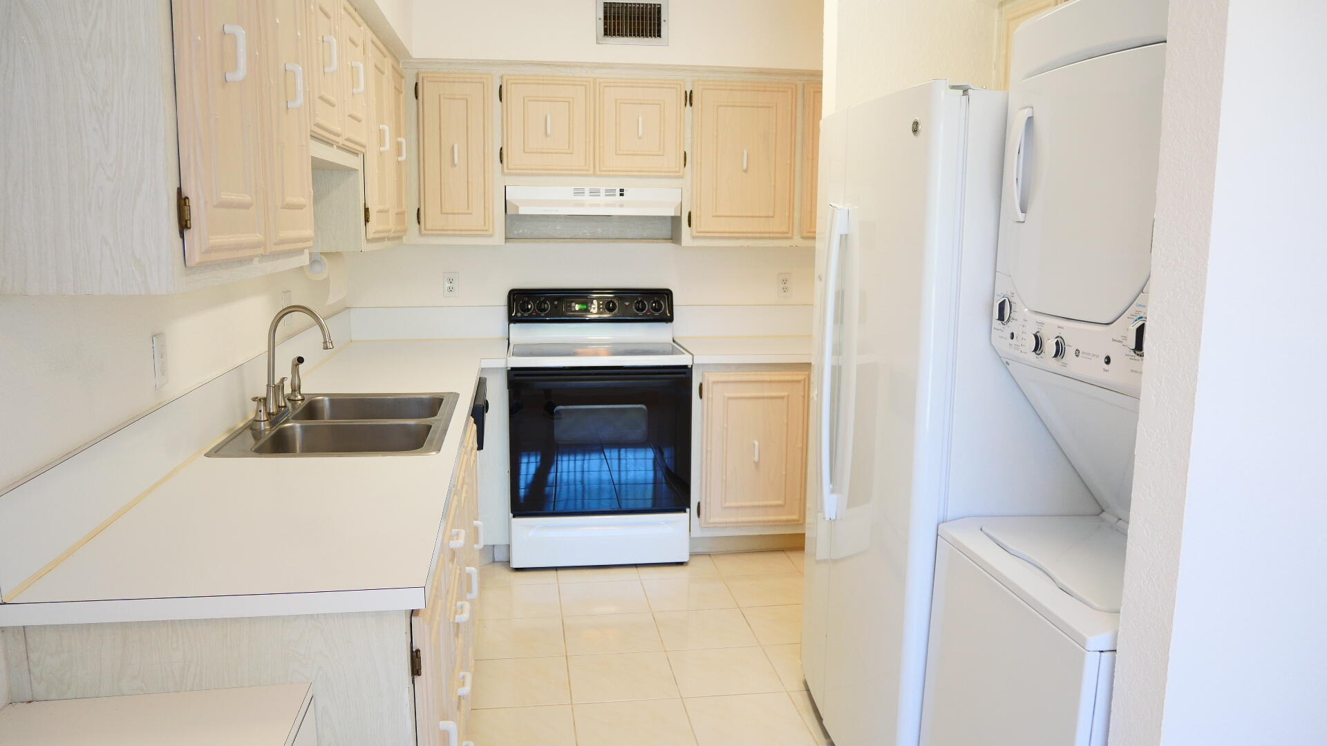 13638 Vía Flora, Unit D Delray Beach, FL 33484 - Photo 3 of 27 Kitchen