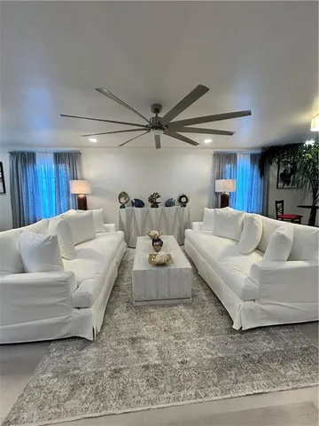 $2,500 | 194 Live Oak Street, Mandeville, LA 70448