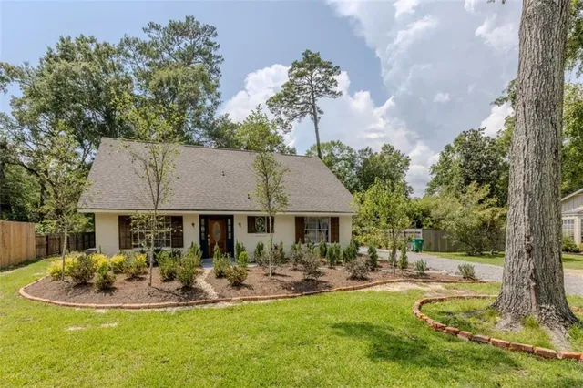 $2,500 | 194 Live Oak Street, Mandeville, LA 70448