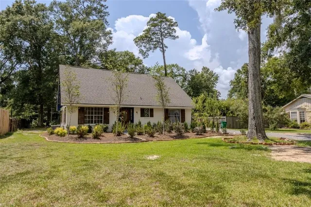 $2,500 | 194 Live Oak Street, Mandeville, LA 70448