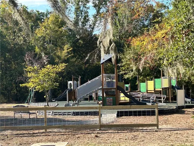 $2,500 | 194 Live Oak Street, Mandeville, LA 70448