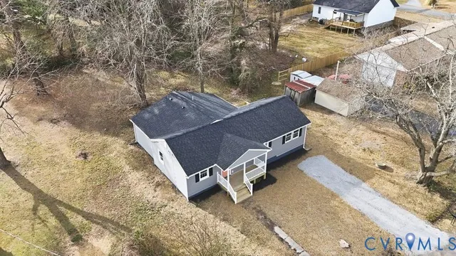 walk in balcony with a yard