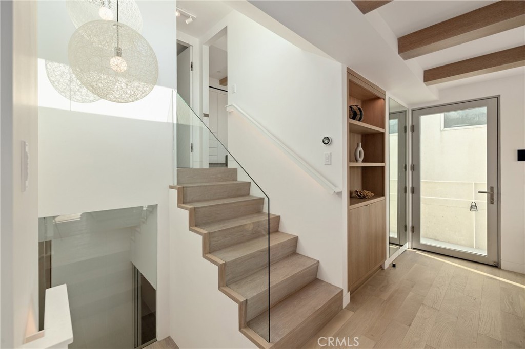 4310 Ocean Drive Manhattan Beach, CA 90266 - Photo 26 of 54 a view of entryway and hall