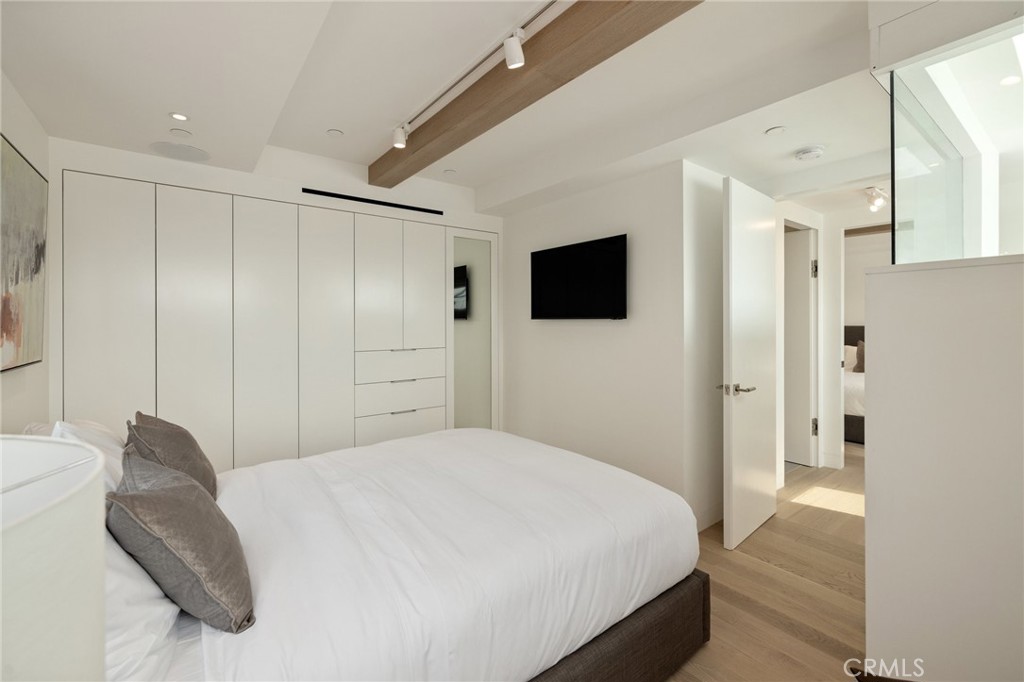 4310 Ocean Drive Manhattan Beach, CA 90266 - Photo 34 of 54 a bedroom with a bed and a flat tv screen