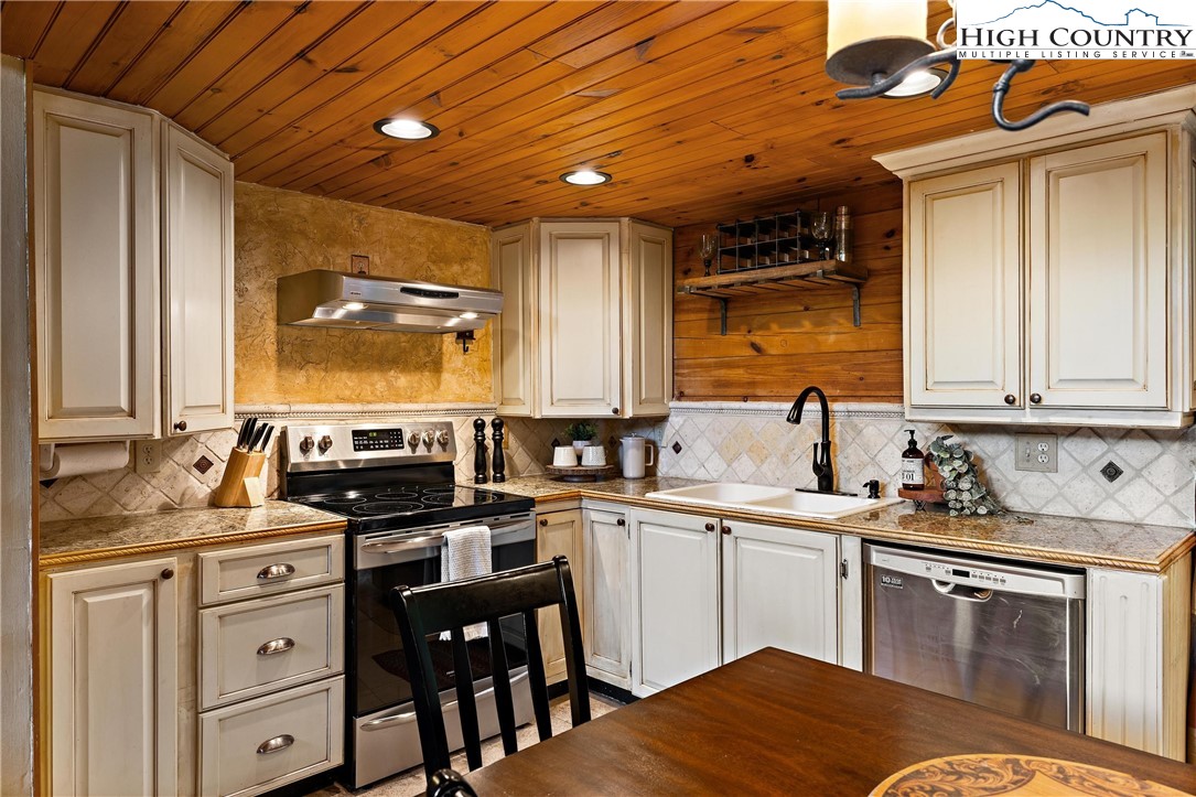 324 Rough Ridge Road Sugar Mountain, NC 28604 - Photo 30 of 47 Gallery Image 30