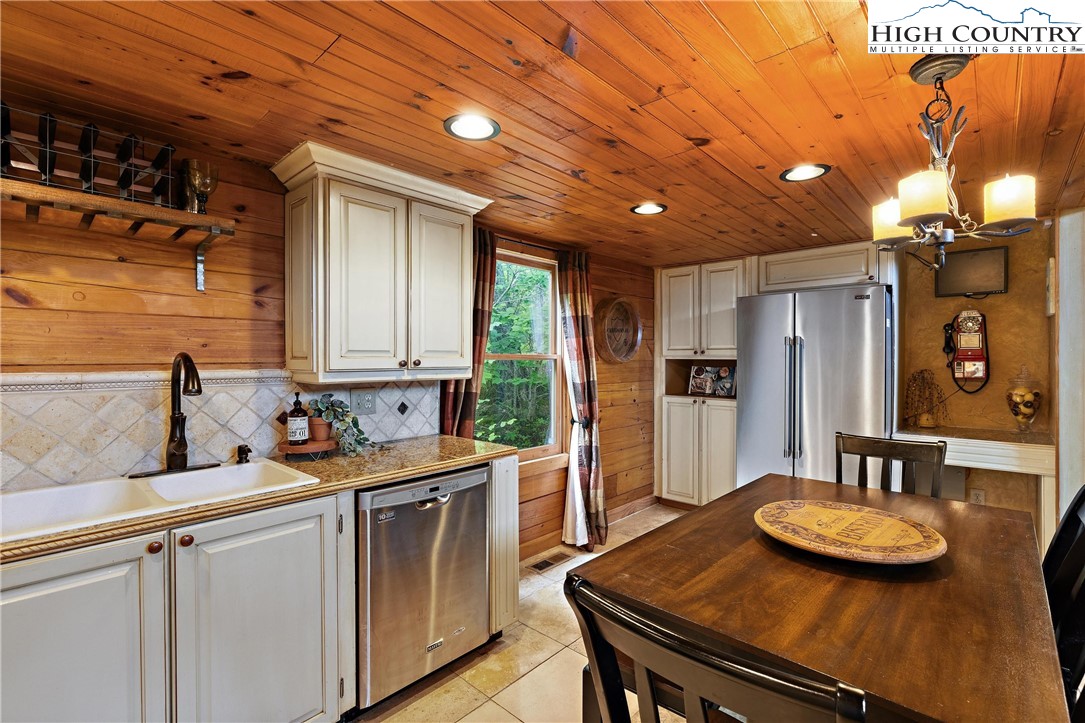324 Rough Ridge Road Sugar Mountain, NC 28604 - Photo 31 of 47 Gallery Image 31