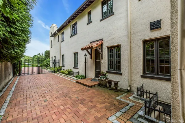 $2,850,000 | 259 Lakeview Avenue West, Brightwaters, NY 11718