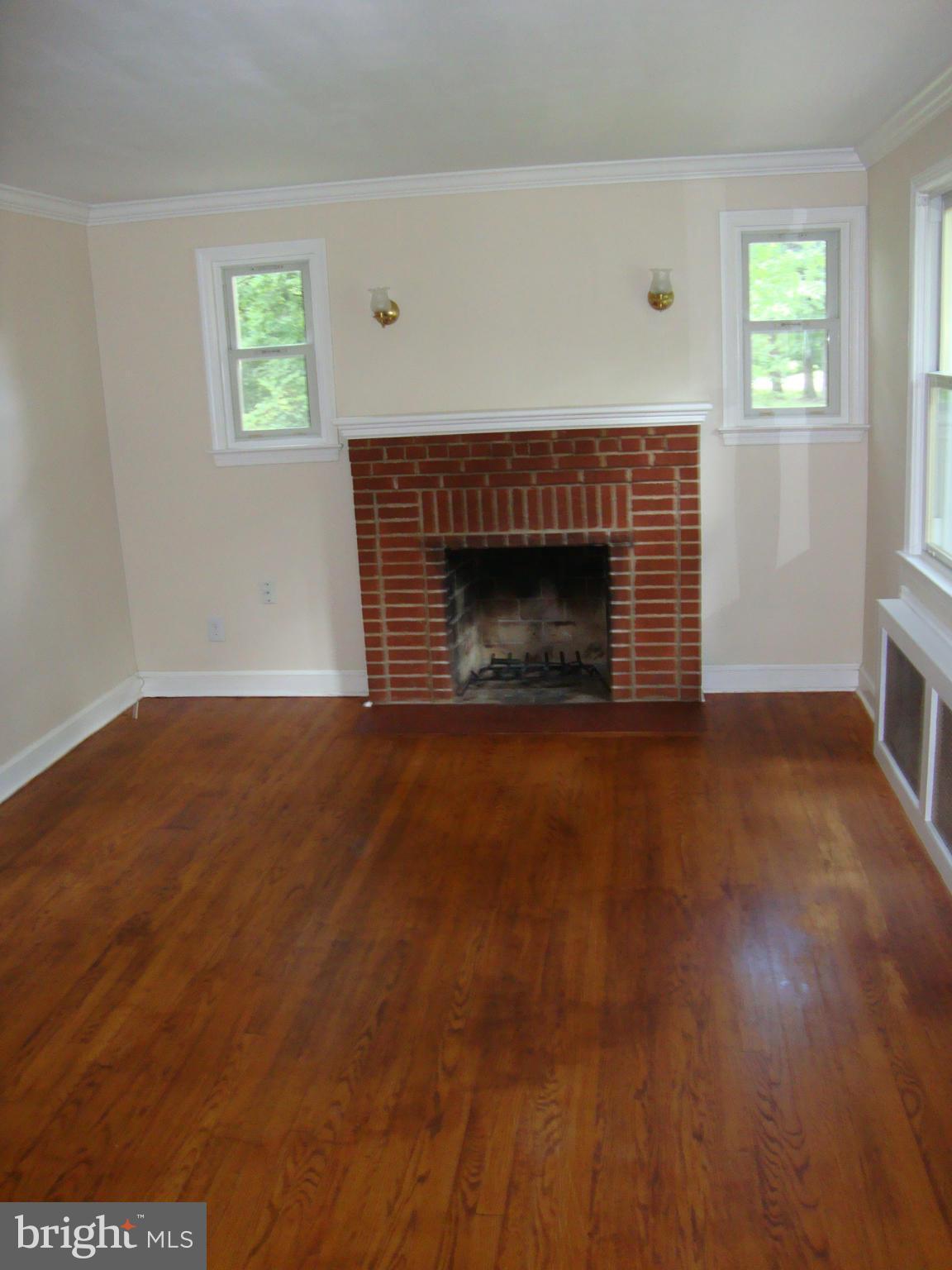 9600 Dangerfield Road Clinton, MD 20735 - Photo 4 of 30 Living Room