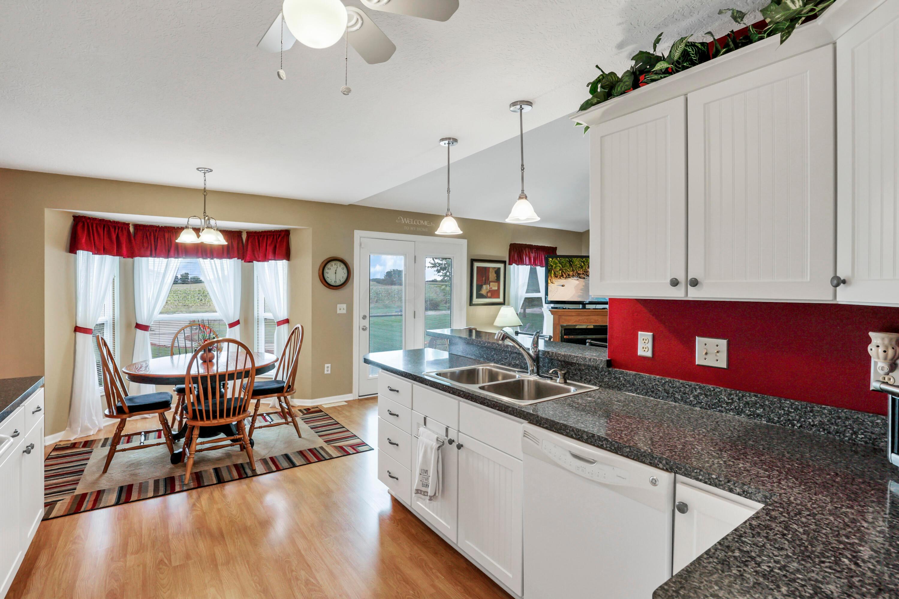 492 Forward Pass Road Southwest Pataskala, OH 43062 - Photo 24 of 58 Kitchen