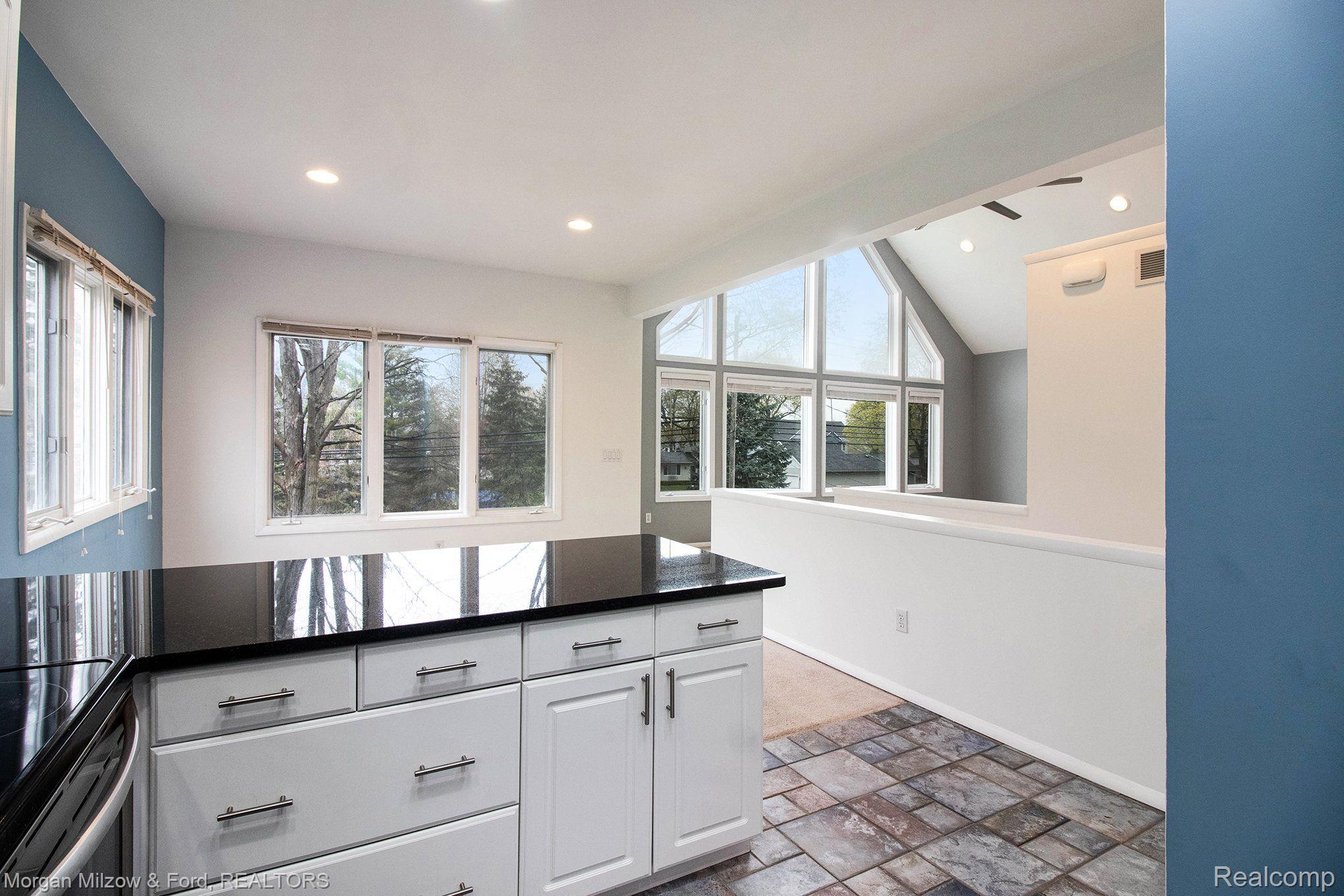 3615 Covert Road Waterford, MI 48328 - Photo 9 of 31 Views of the dining & great room from kitchen