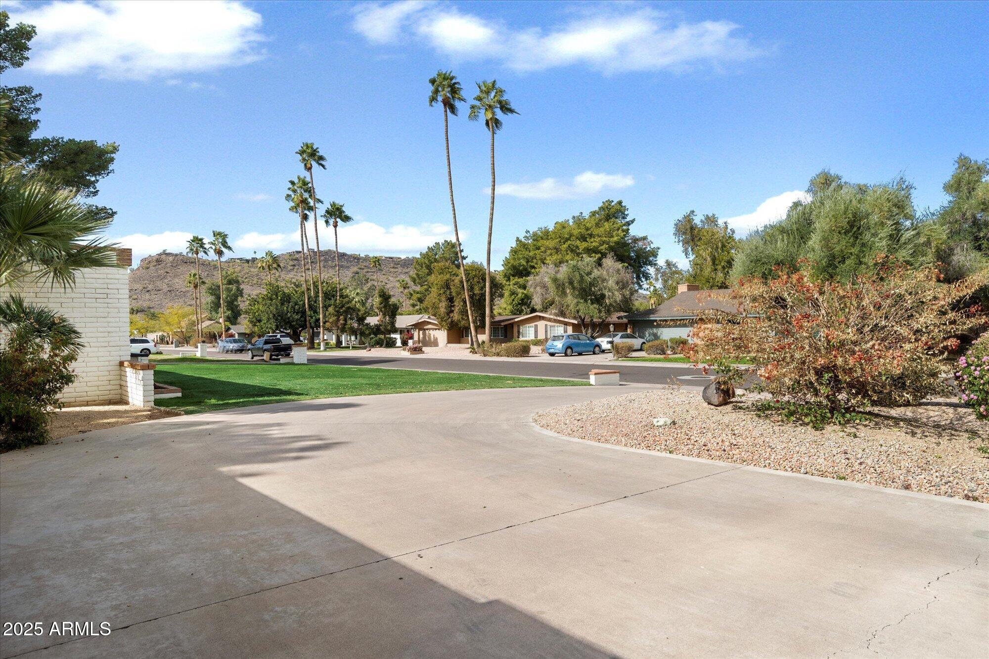339 West Southern Hills Road Phoenix, AZ 85023 - Photo 4 of 19 26-78268449