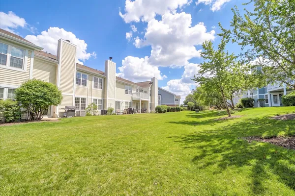 $289,000 | 208 Westminster Court, Unit D, Schaumburg, IL 60193