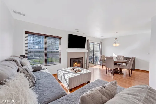 $289,000 | 208 Westminster Court, Unit D, Schaumburg, IL 60193