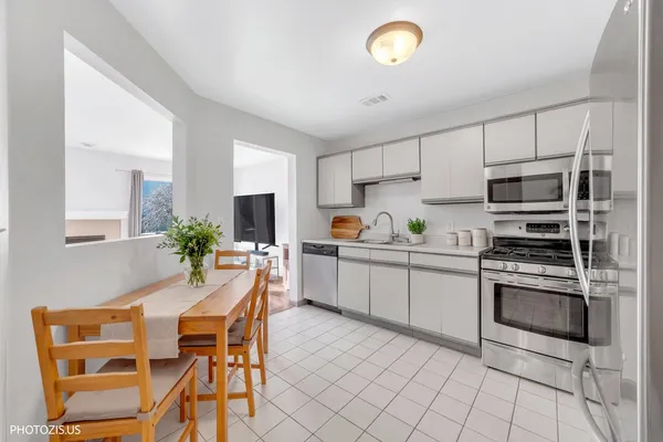 $289,000 | 208 Westminster Court, Unit D, Schaumburg, IL 60193