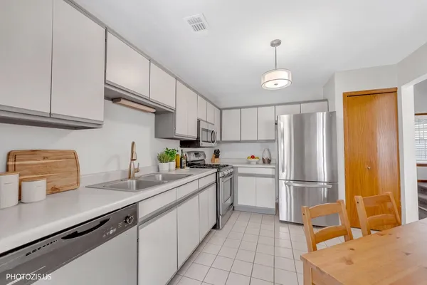$289,000 | 208 Westminster Court, Unit D, Schaumburg, IL 60193