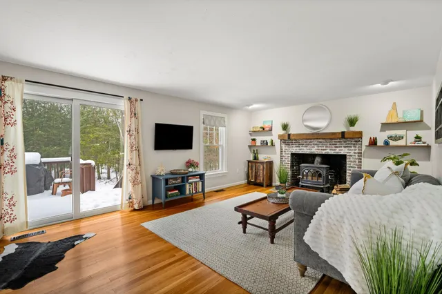 $850,000 | 17 Oriole Drive, Bedford, NH 03110