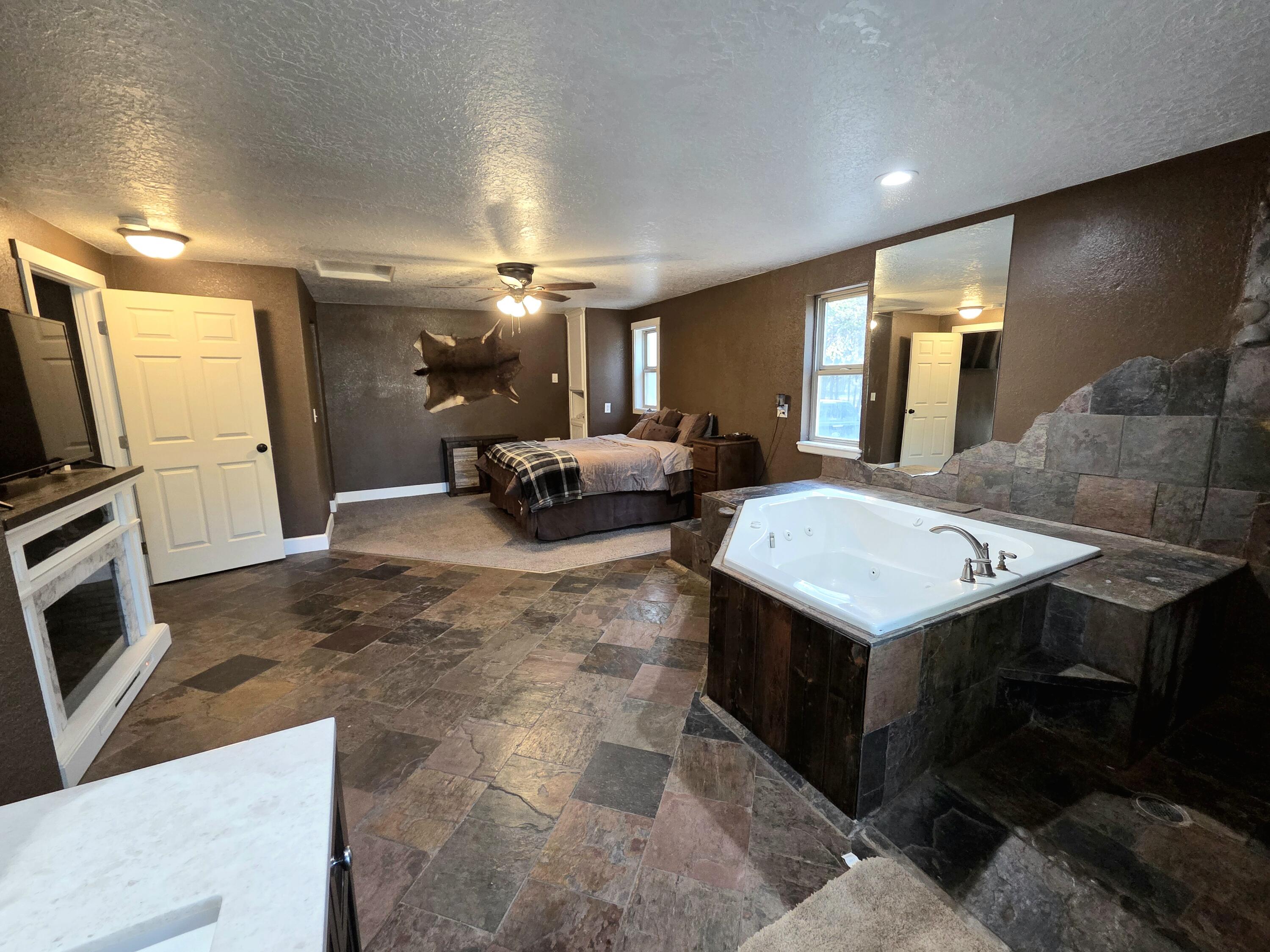 53156 Day Road La Pine, OR 97739 - Photo 19 of 28 master beadroom has a jetted tub