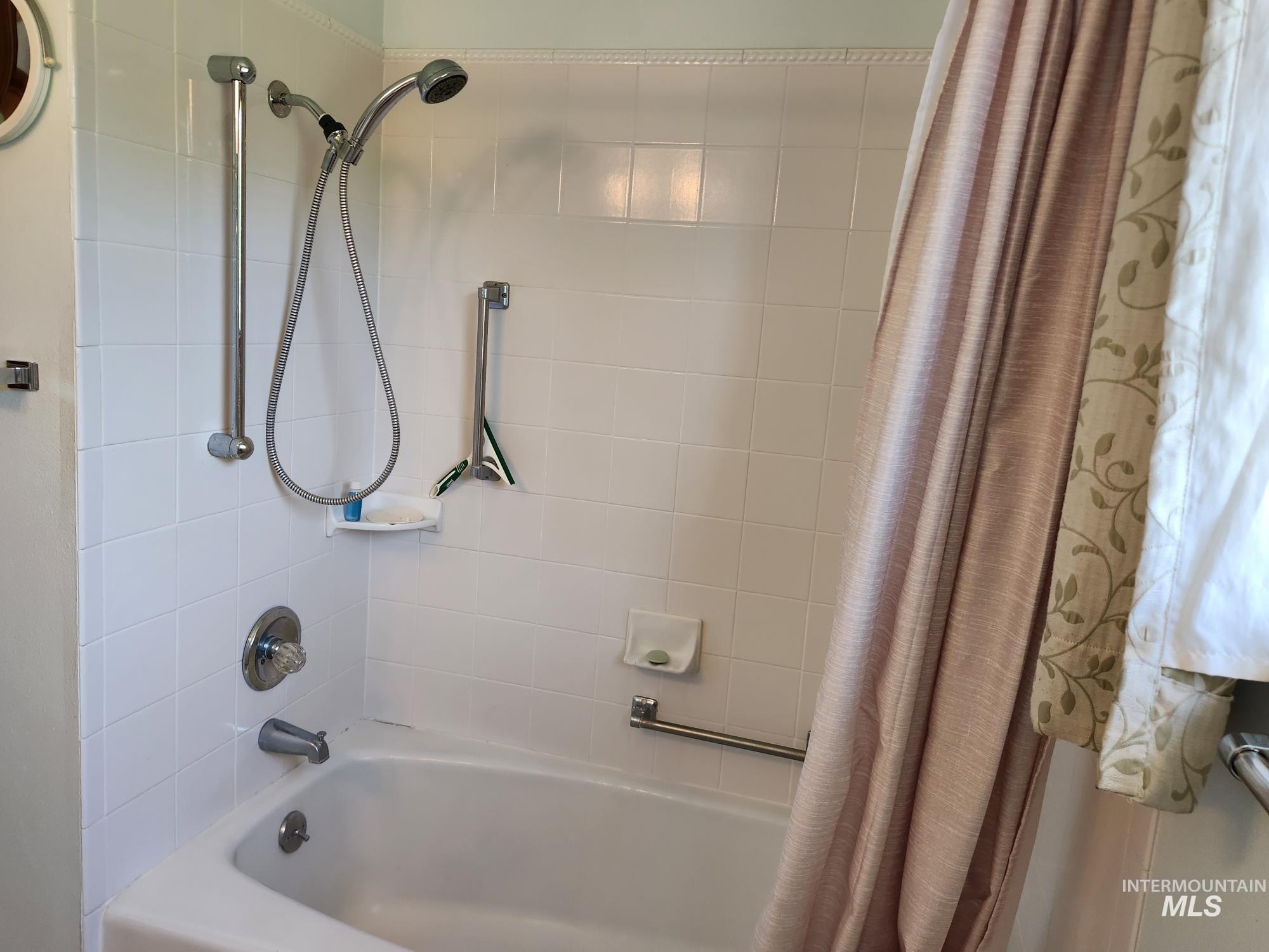 367 Woodland Road Kamiah, ID 83536 - Photo 15 of 49 Bathroom with shower / bath combo