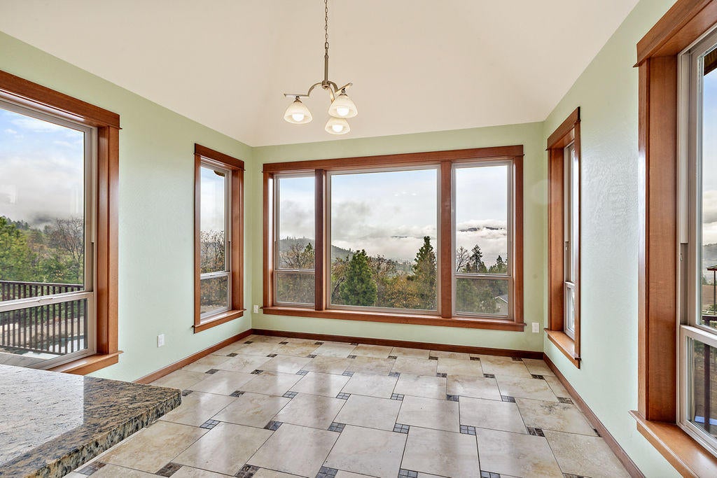 507 Hummingbird Lane Talent, OR 97540 - Photo 12 of 46 HL(47)