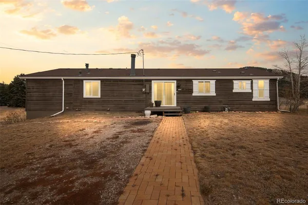a view of a house with backyard