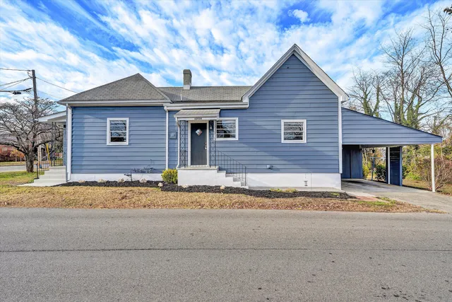 $850 | 3203 Roundhill Avenue Northwest, Unit A, Roanoke, VA 24012