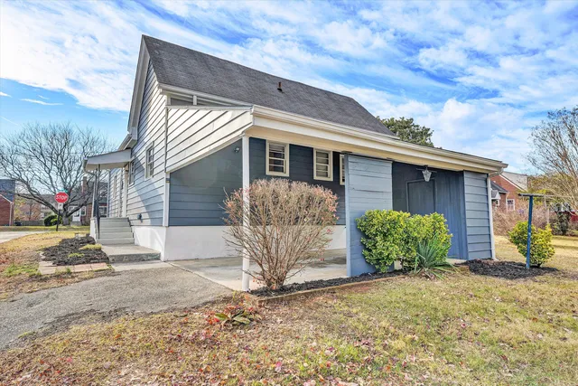 $850 | 3203 Roundhill Avenue Northwest, Unit A, Roanoke, VA 24012