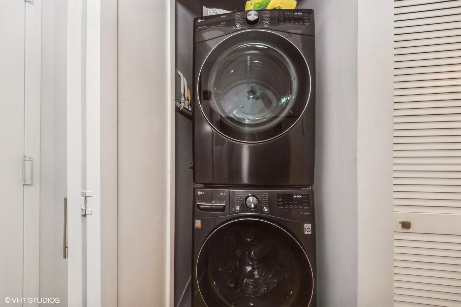 910 West Madison Street, Unit 802 Chicago, IL 60607 - Photo 12 of 13 a view of washer and dryer in a utility room