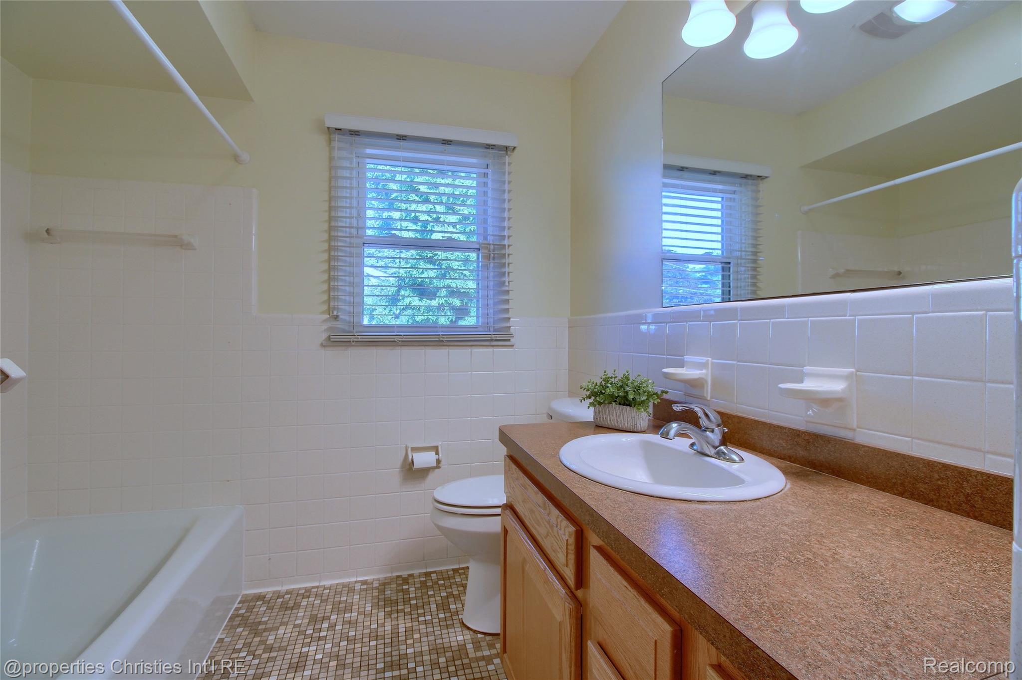 565 Center Ridge South Lyon, MI 48178 - Photo 21 of 37 Main floor bathroom with tub/shower