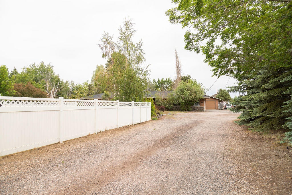 61860 Pettigrew Road Bend, OR 97702 - Photo 26 of 27 Shared driveway