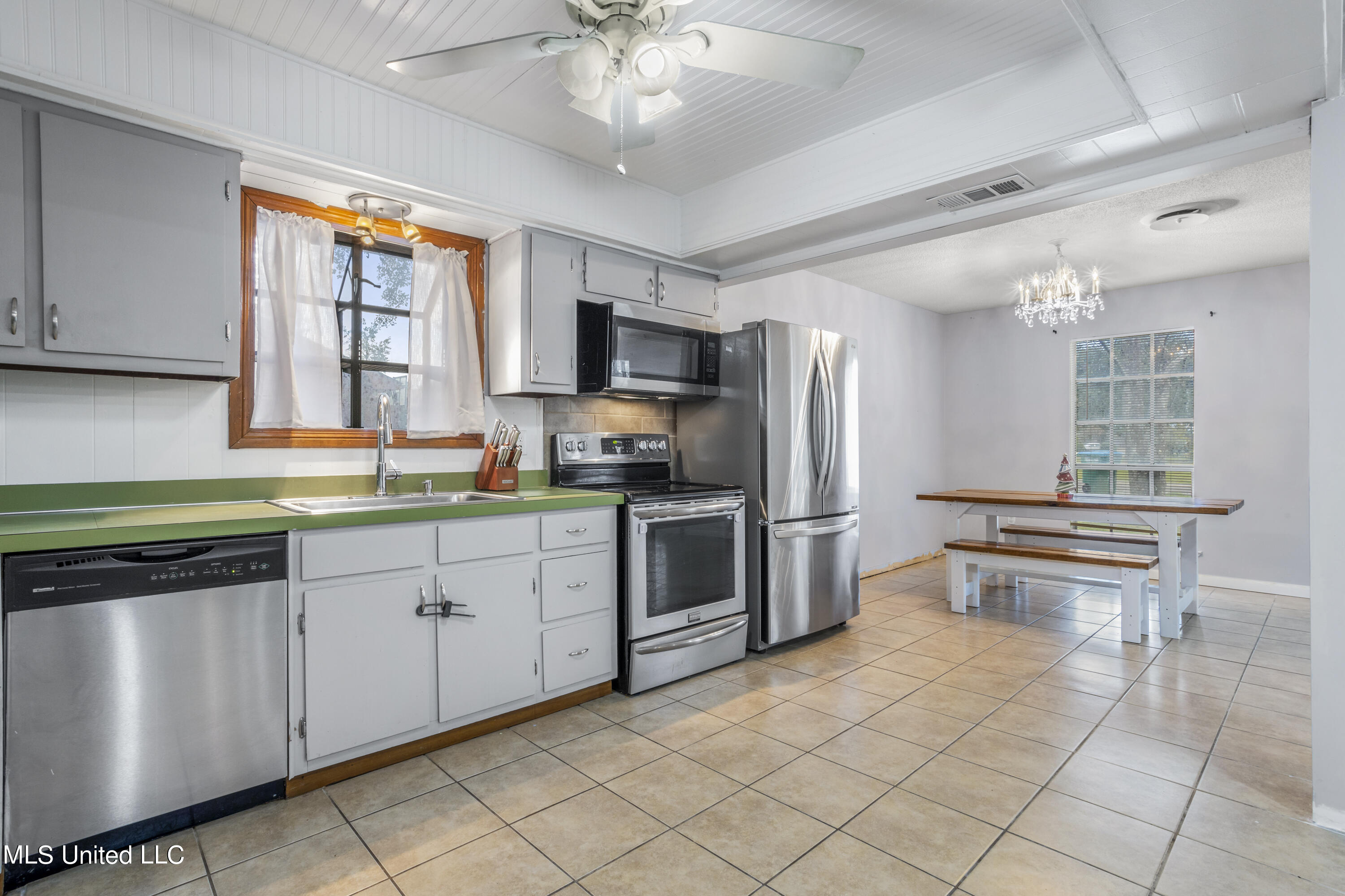 12271 Depew Road Gulfport, MS 39503 - Photo 10 of 24 010