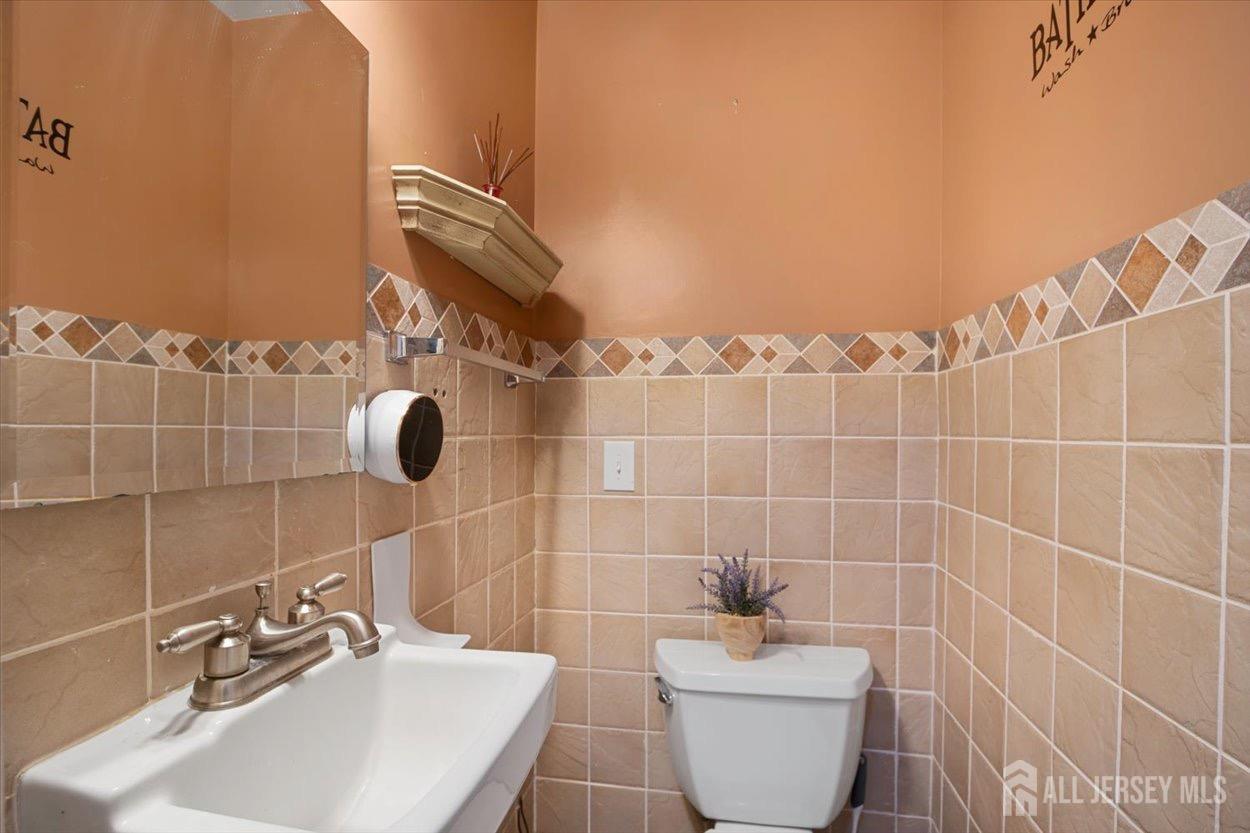580 Schuyler Way Union, NJ 07083 - Photo 15 of 30 a bathroom with a sink a toilet and shower