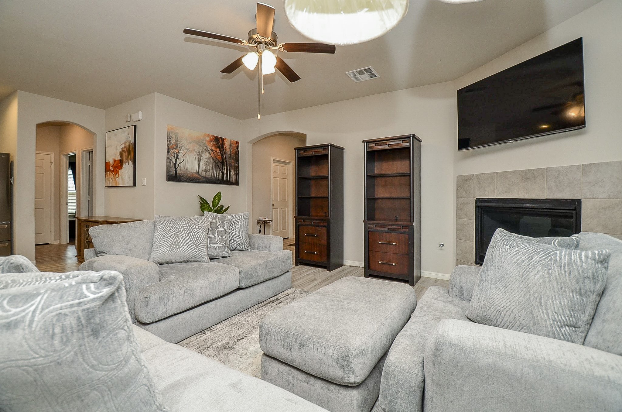 10519 Scrub Oak Drive Rosharon, TX 77583 - Photo 11 of 32 a living room with furniture and a flat screen tv