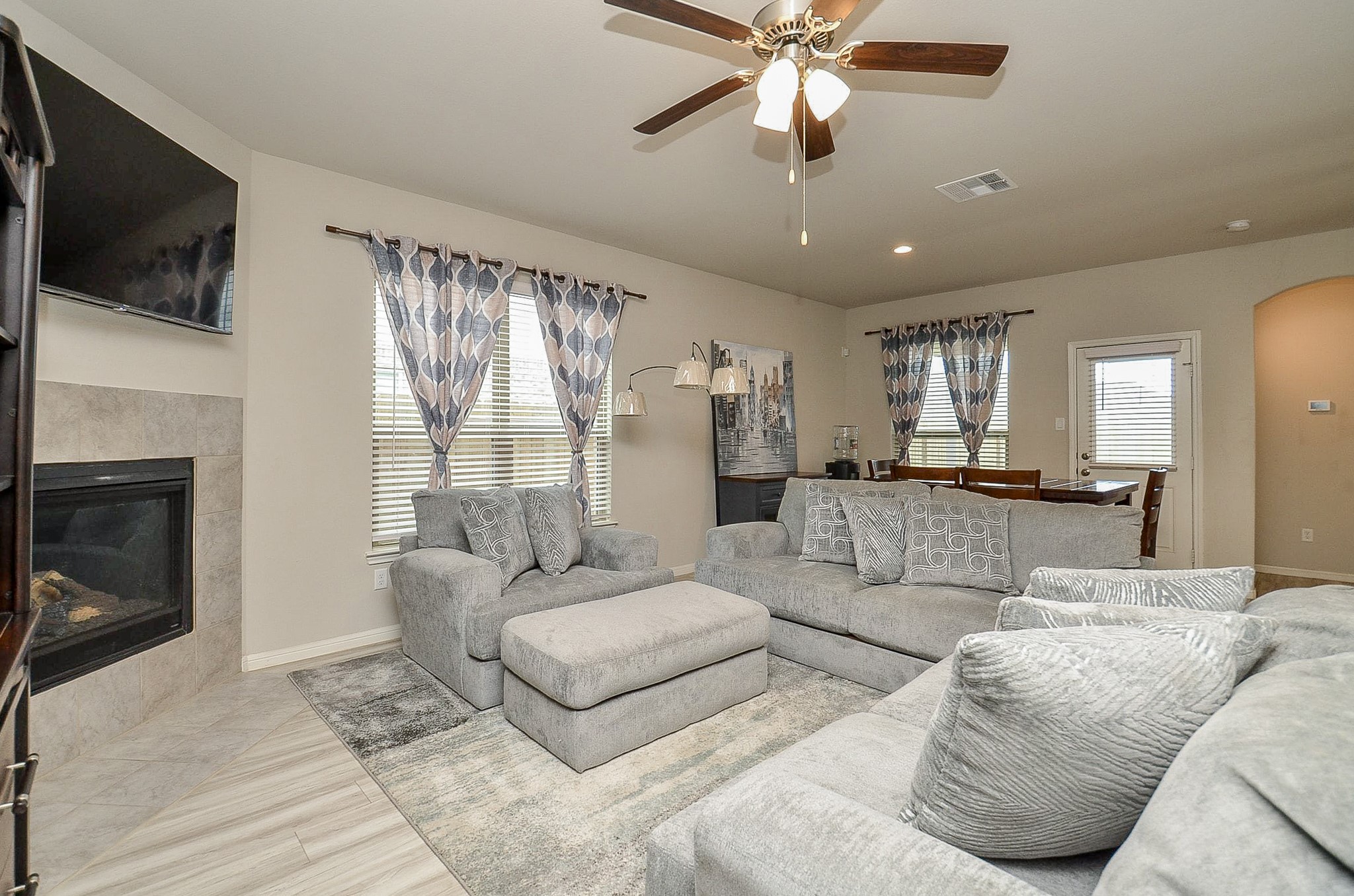 10519 Scrub Oak Drive Rosharon, TX 77583 - Photo 12 of 32 a living room with furniture and a flat screen tv
