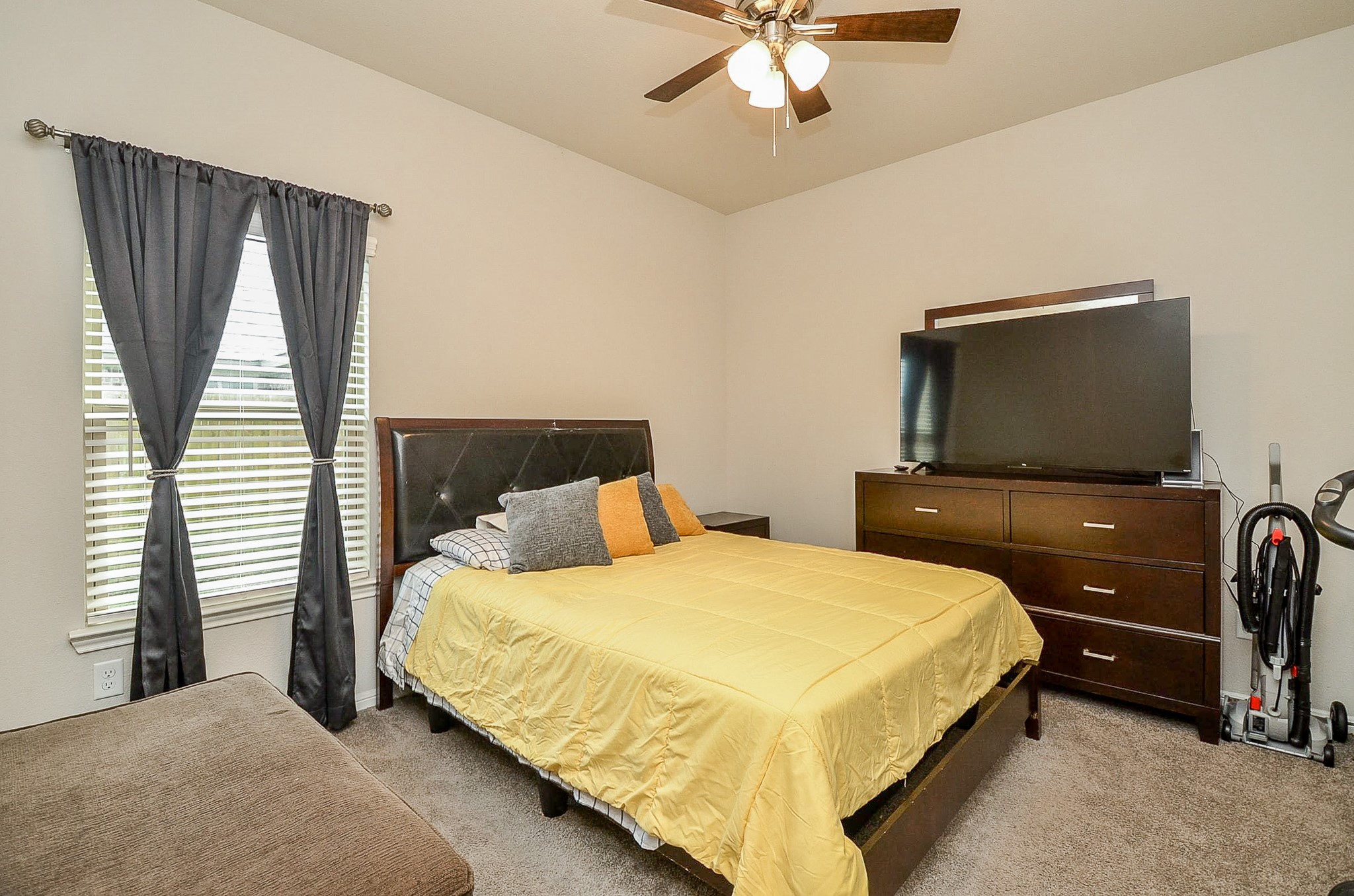 10519 Scrub Oak Drive Rosharon, TX 77583 - Photo 19 of 32 a bedroom with a bed and a flat screen tv