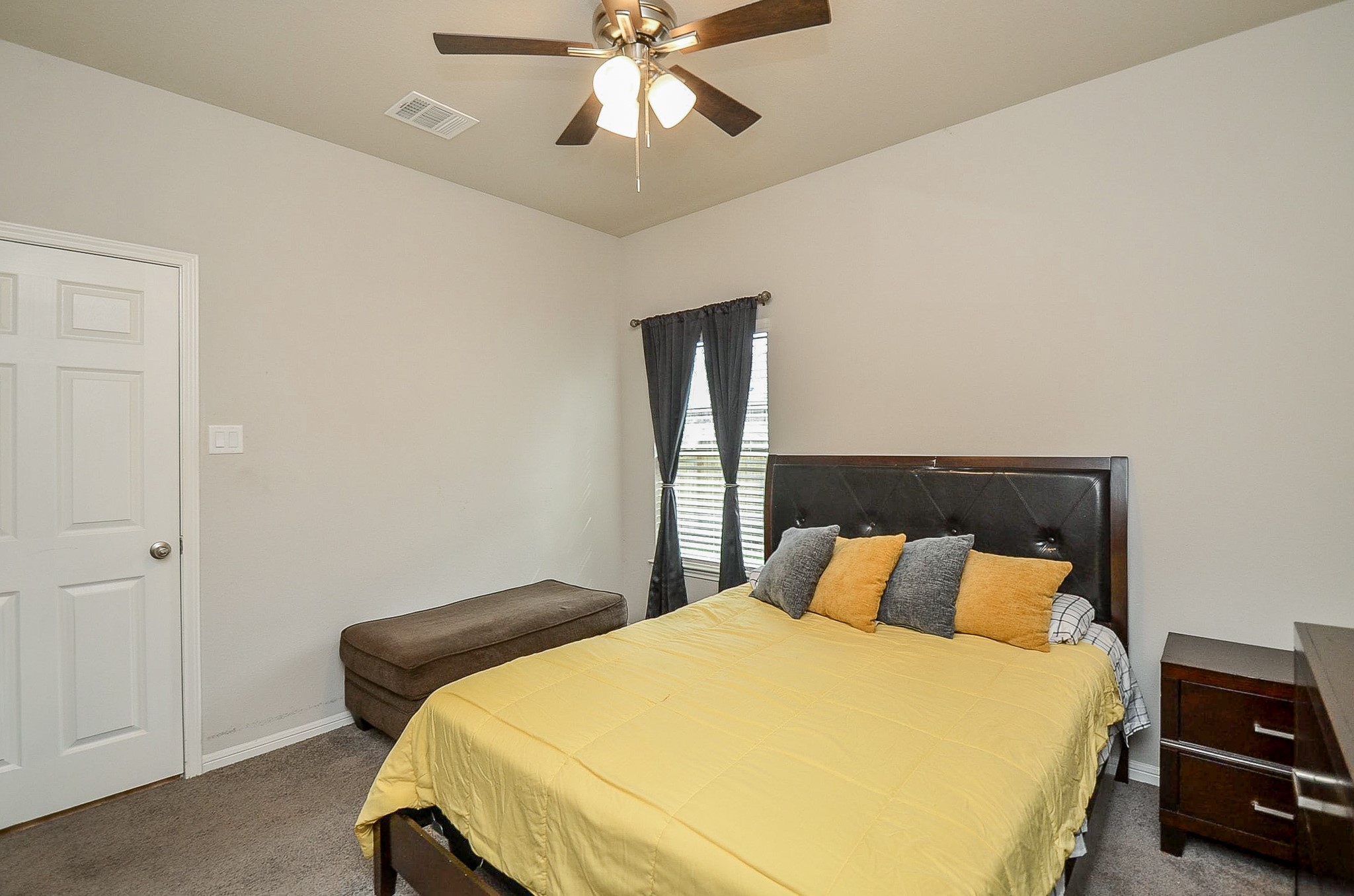 10519 Scrub Oak Drive Rosharon, TX 77583 - Photo 20 of 32 a bedroom with a bed and a chandelier