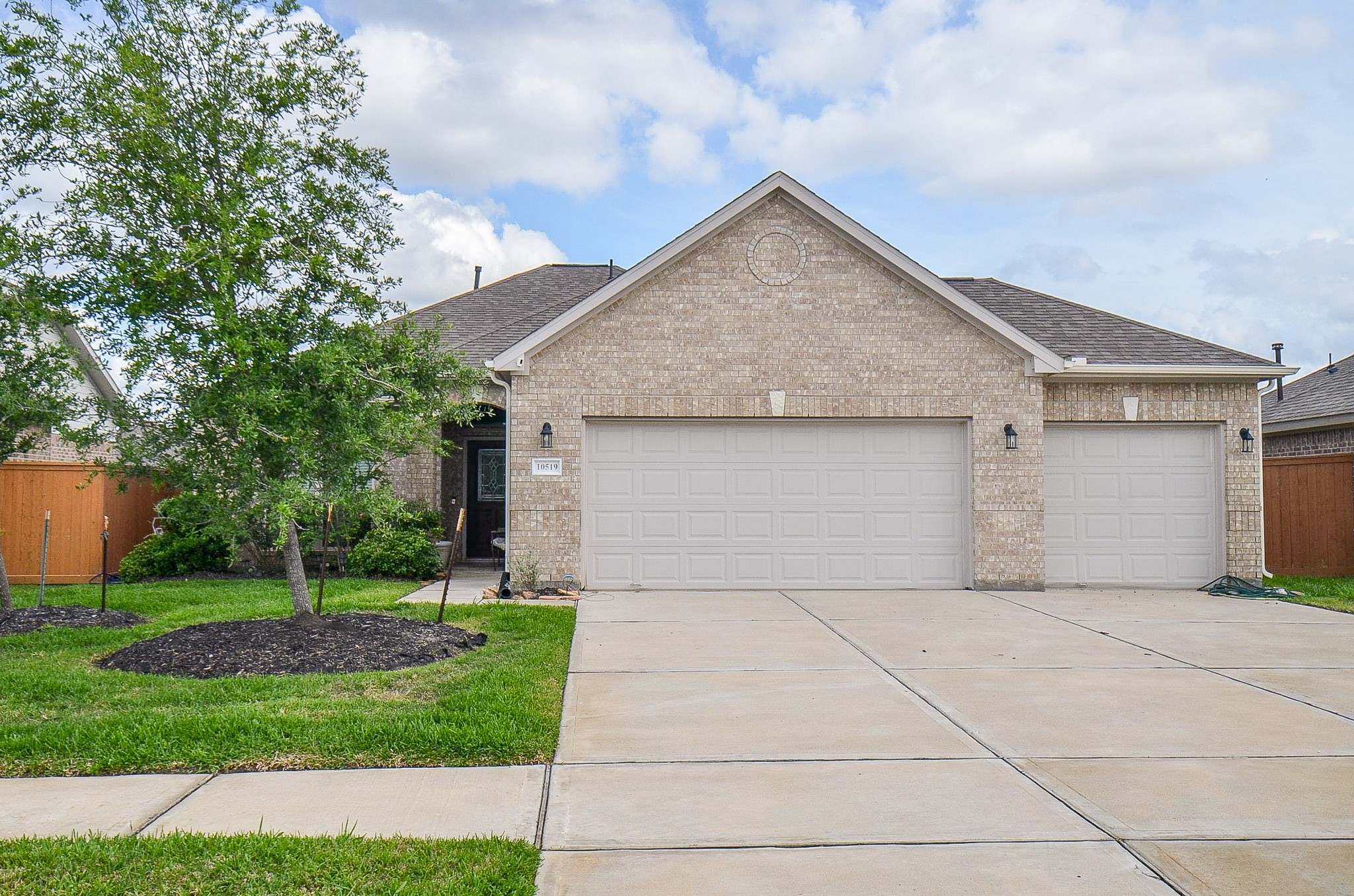 10519 Scrub Oak Drive Rosharon, TX 77583 - Photo 2 of 32 a front view of house with yard garage and green space