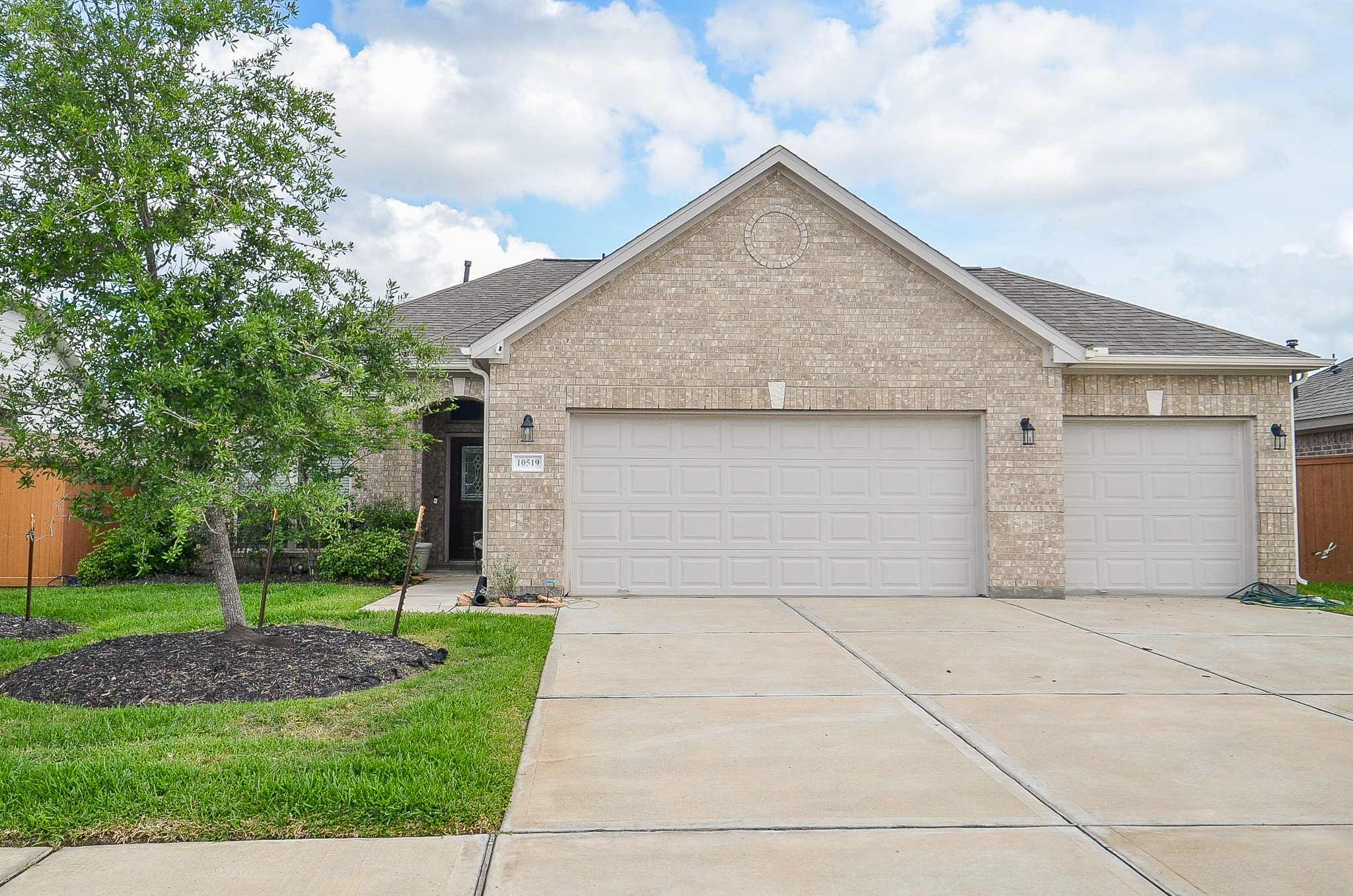 10519 Scrub Oak Drive Rosharon, TX 77583 - Photo 3 of 32 a front view of house with yard garage and green space