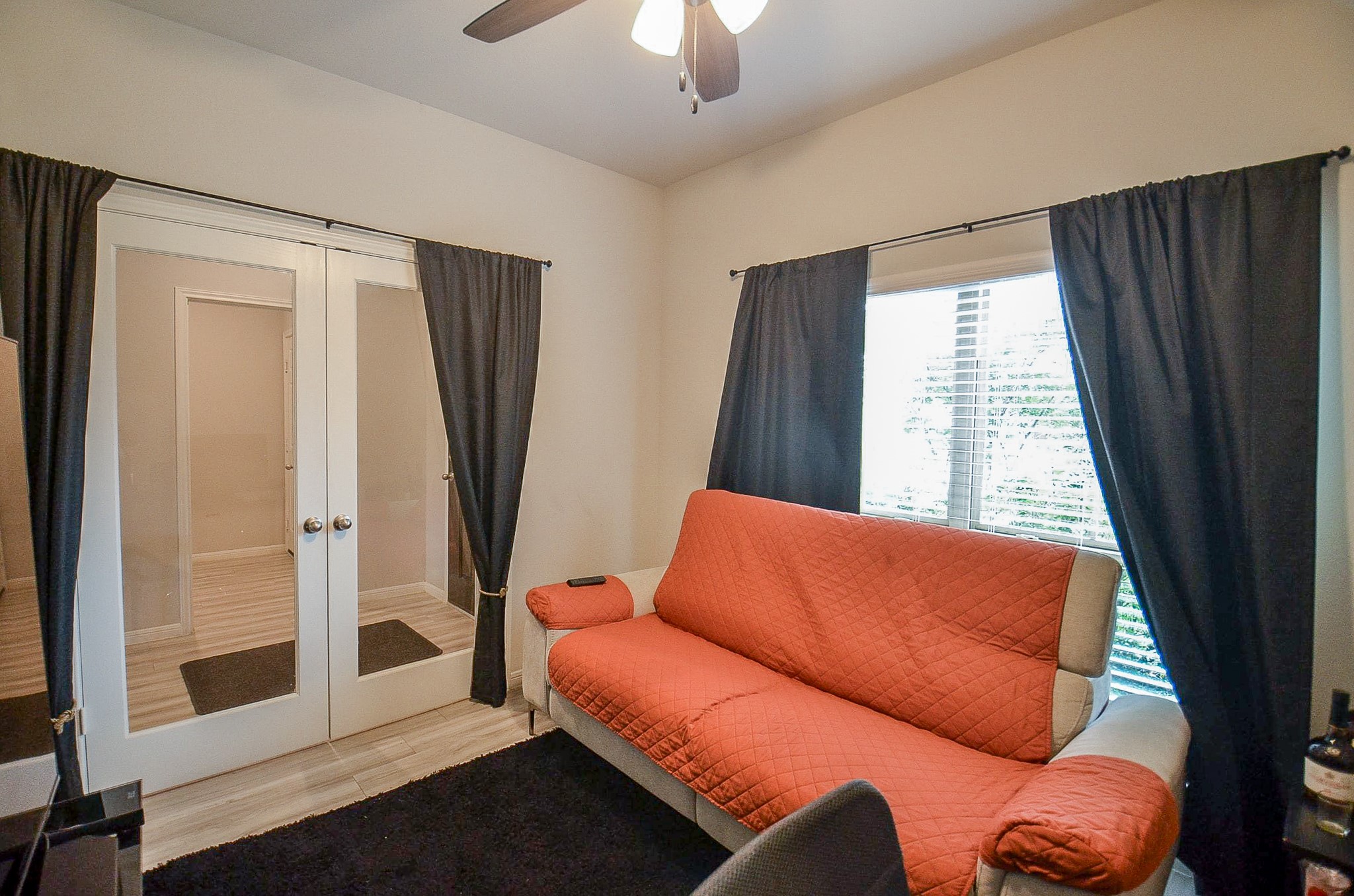 10519 Scrub Oak Drive Rosharon, TX 77583 - Photo 7 of 32 a blue couch sitting in a room next to a window