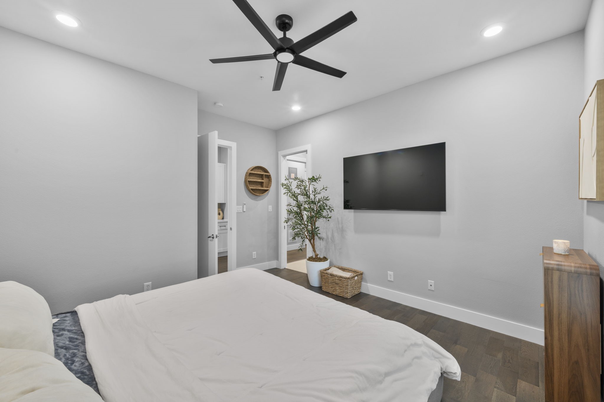 207 Pierce Street, Unit 209 Houston, TX 77002 - Photo 9 of 13 a bedroom with a bed and a flat screen tv