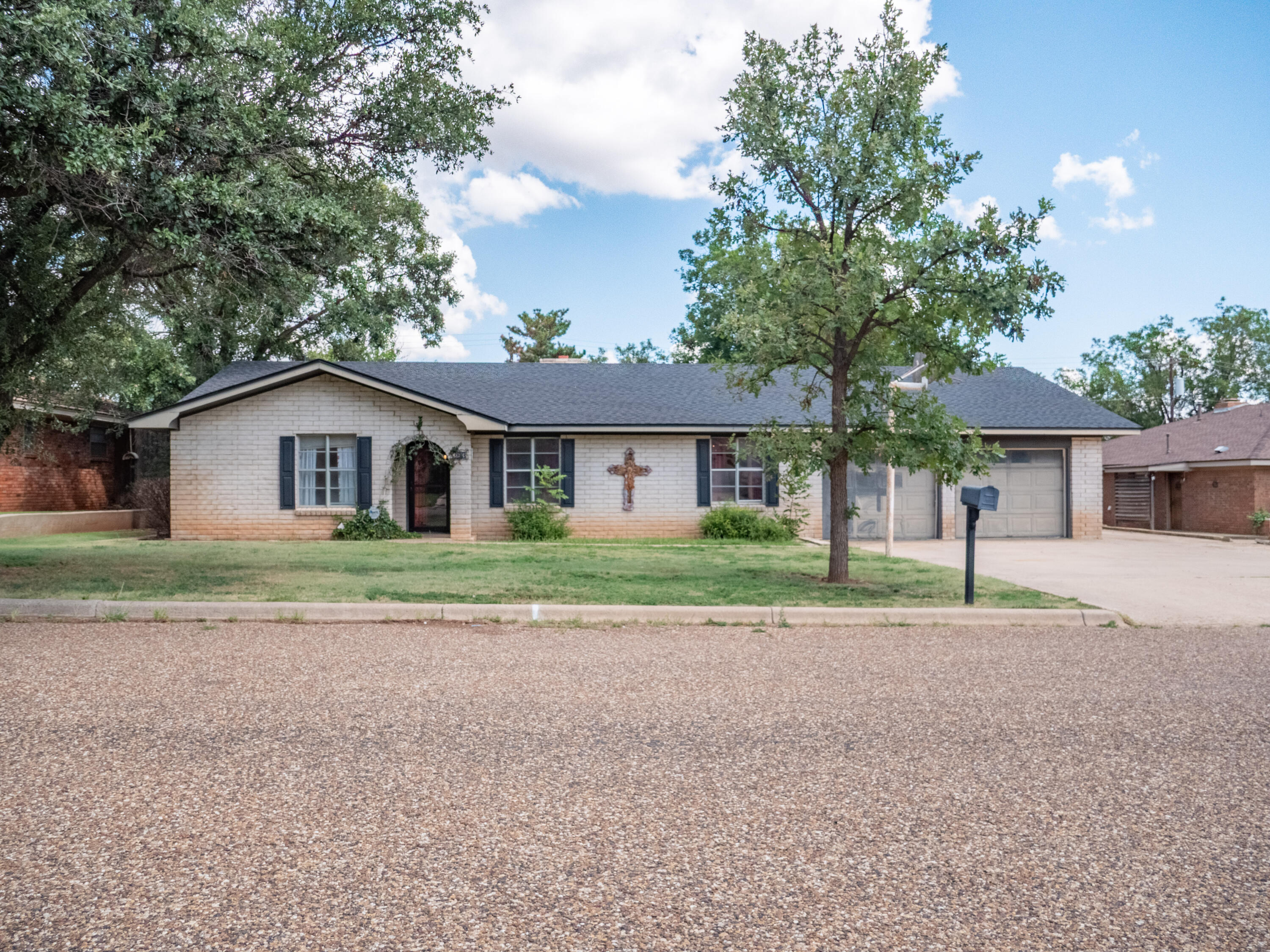 303 Comanche Trail Tulia, TX 79088 - Photo 2 of 37 a front view of house with yard and trees