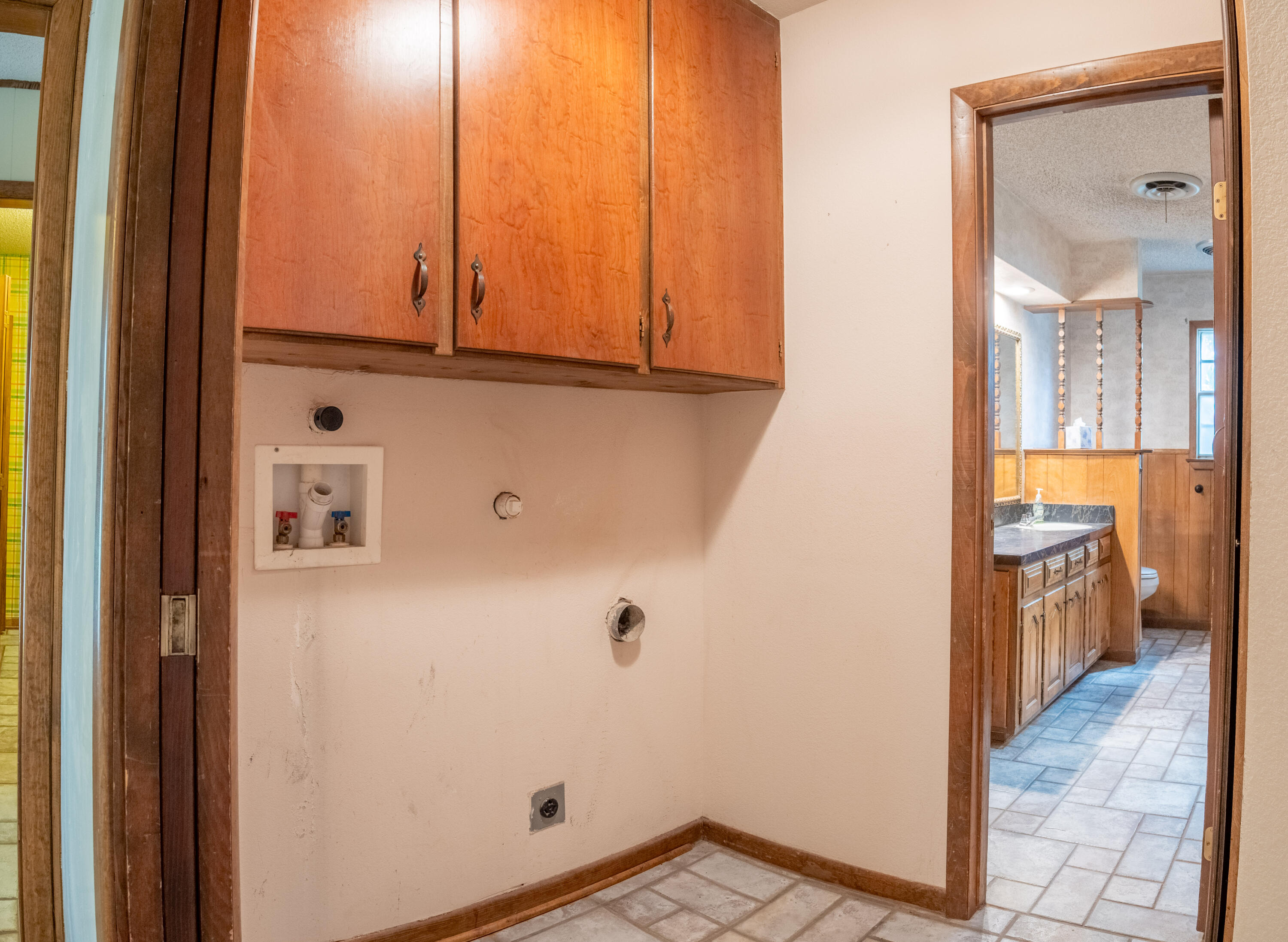 303 Comanche Trail Tulia, TX 79088 - Photo 25 of 37 a view of a hallway with closet