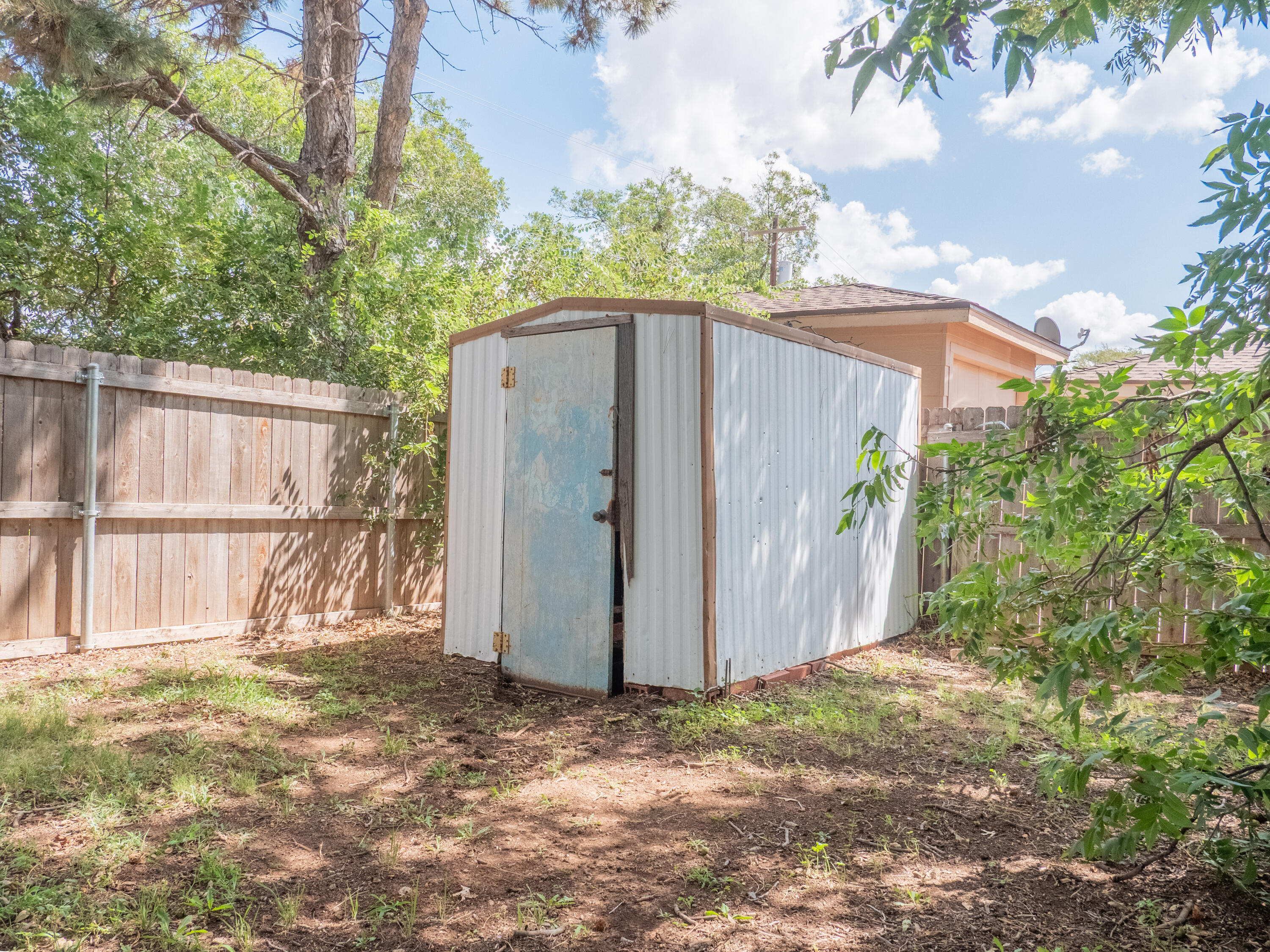 303 Comanche Trail Tulia, TX 79088 - Photo 33 of 37 a backyard of a house with lots of green space