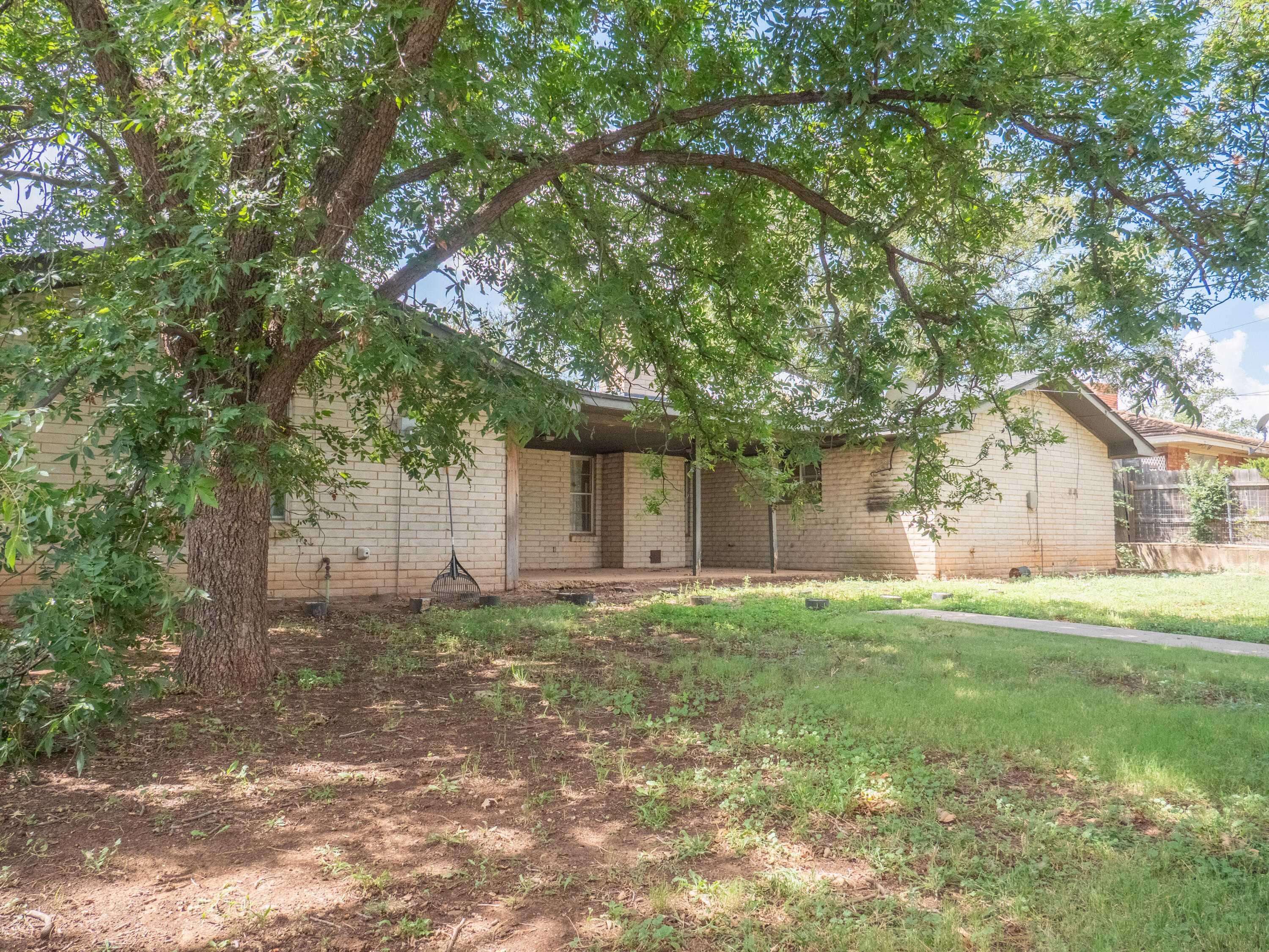 303 Comanche Trail Tulia, TX 79088 - Photo 34 of 37 a house that has a tree in front of it